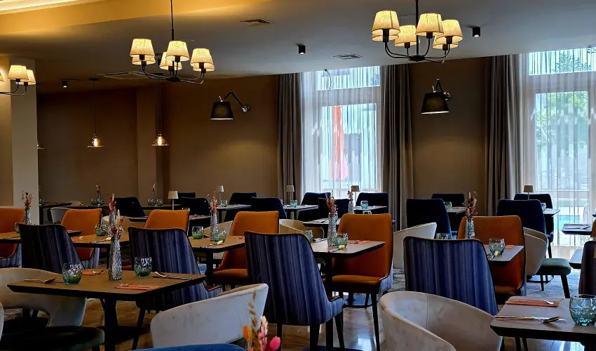 Hotel V�csecity Hern�dv�cse - M�rcius 15.
