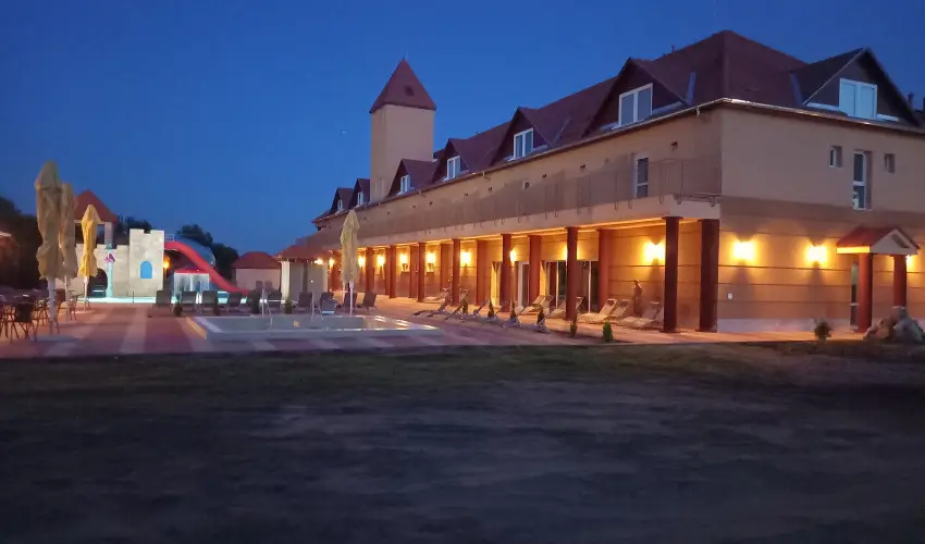 Term�l Hotel Vesta T�pi�szecs� - M�rcius 15.