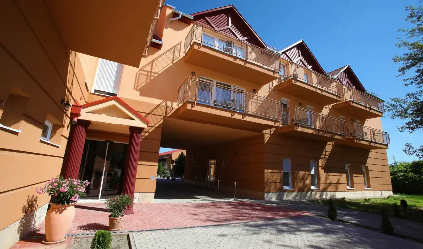 Term�l Hotel Vesta T�pi�szecs� - M�rcius 15.
