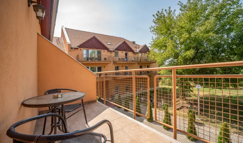 Term�l Hotel Vesta T�pi�szecs� - M�rcius 15.