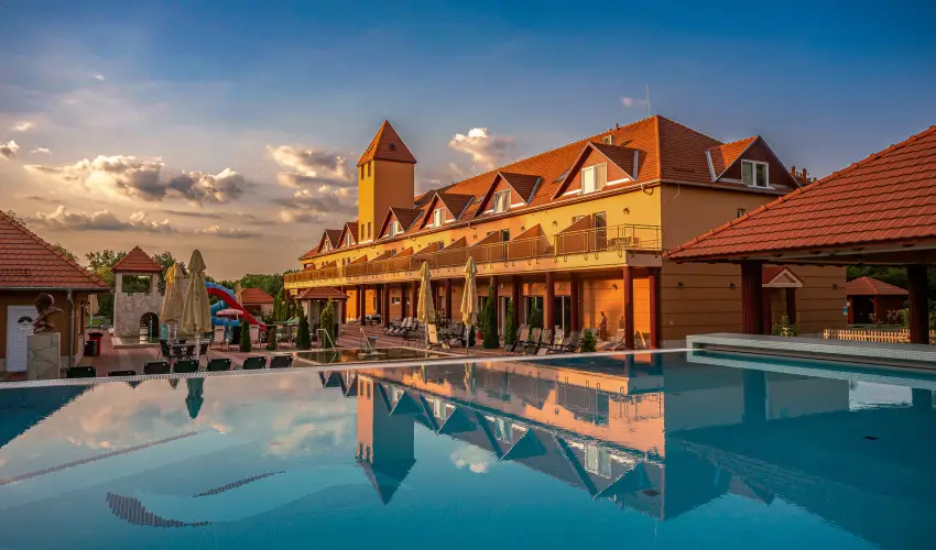 Term�l Hotel Vesta T�pi�szecs� - M�rcius 15.