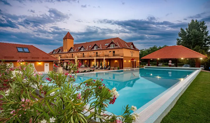 Term�l Hotel Vesta T�pi�szecs� - M�rcius 15.