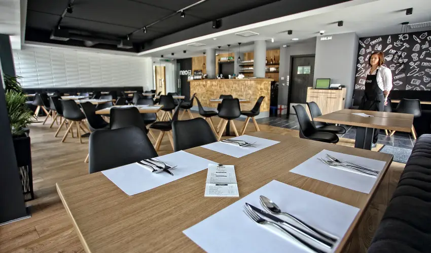 Hotel Vikt�ria S�rv�r - M�rcius 15. 