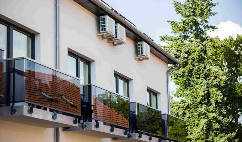 Hotel Vikt�ria S�rv�r - M�rcius 15. 