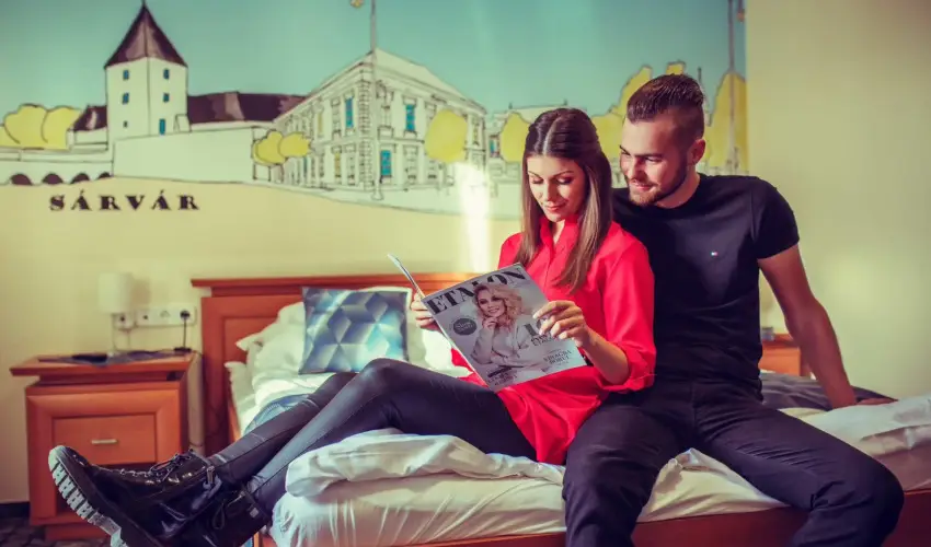 Hotel Vikt�ria S�rv�r - M�rcius 15. 