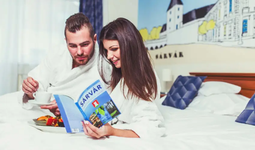 Hotel Vikt�ria S�rv�r - M�rcius 15. 