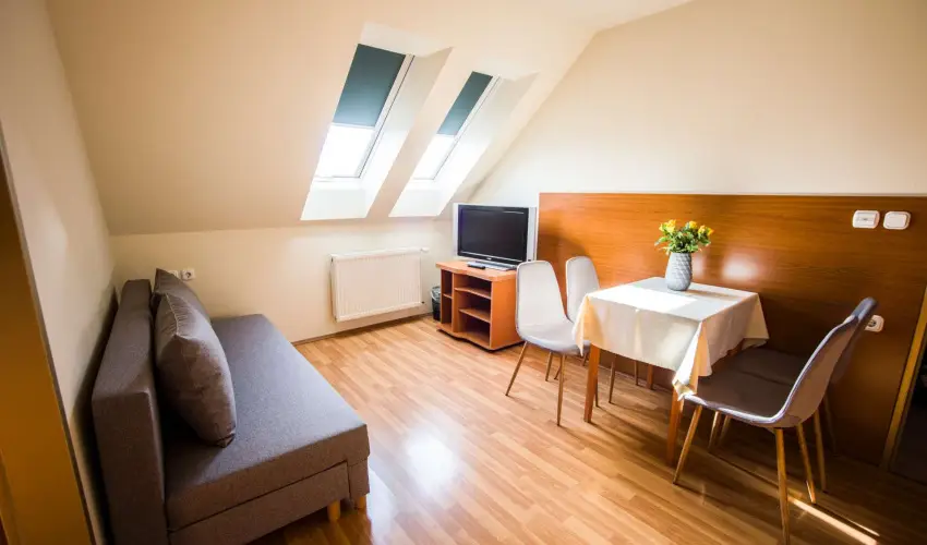 Hotel Vikt�ria S�rv�r - M�rcius 15. 