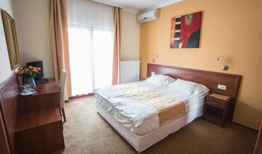 Hotel Vikt�ria S�rv�r - M�rcius 15. 