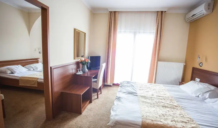 Hotel Vikt�ria S�rv�r - M�rcius 15. 