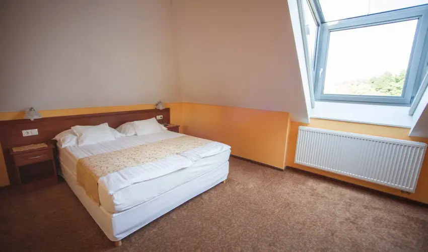 Hotel Vikt�ria S�rv�r - M�rcius 15. 