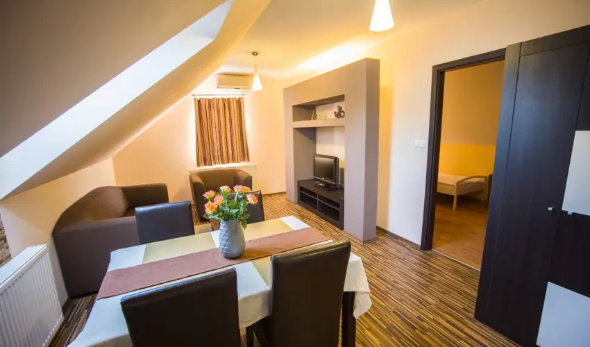 Hotel Vikt�ria S�rv�r - M�rcius 15. 