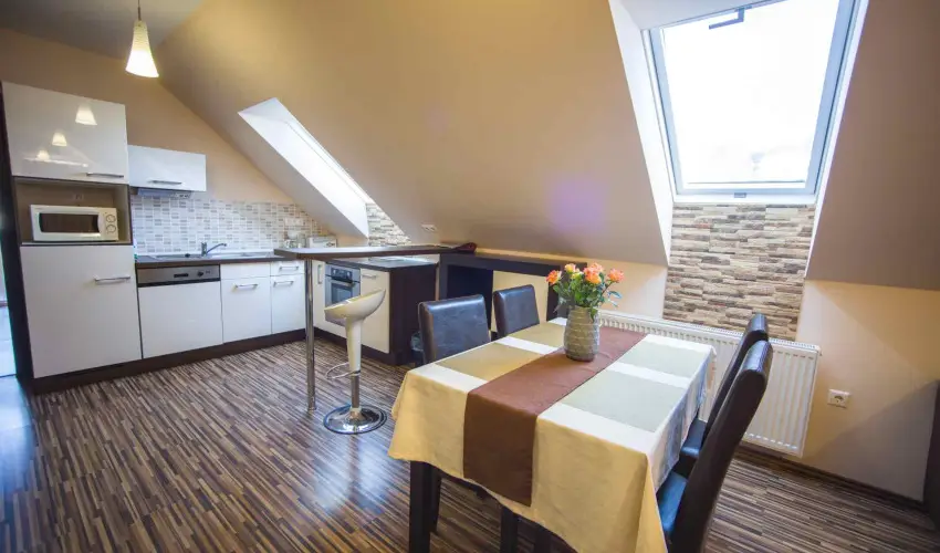 Hotel Vikt�ria S�rv�r - M�rcius 15. 