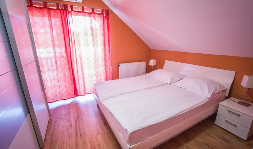 Hotel Vikt�ria S�rv�r - M�rcius 15. 