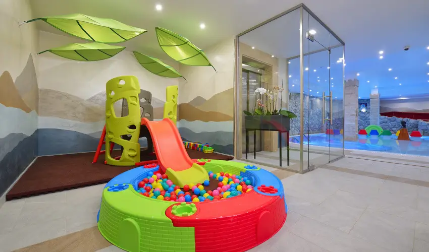 Hotel Visegr�d Visegr�d - M�rcius 15. (min. 2 �j)
