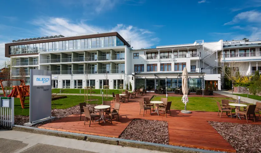 Hotel Yacht Wellness & Business Si�fok - M�rcius 15. - teljes el�refizet�ssel