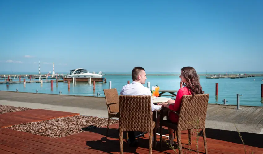 Hotel Yacht Wellness & Business Si�fok - M�rcius 15. - teljes el�refizet�ssel