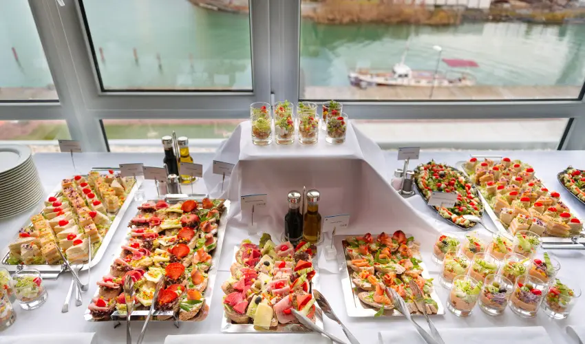 Hotel Yacht Wellness & Business Si�fok - M�rcius 15. - teljes el�refizet�ssel
