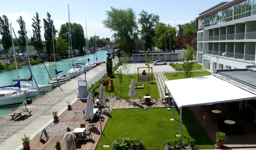 Hotel Yacht Wellness & Business Si�fok - M�rcius 15. - teljes el�refizet�ssel