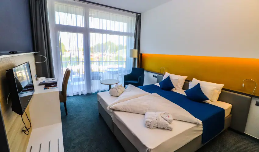 Hotel Yacht Wellness & Business Si�fok - M�rcius 15. - teljes el�refizet�ssel