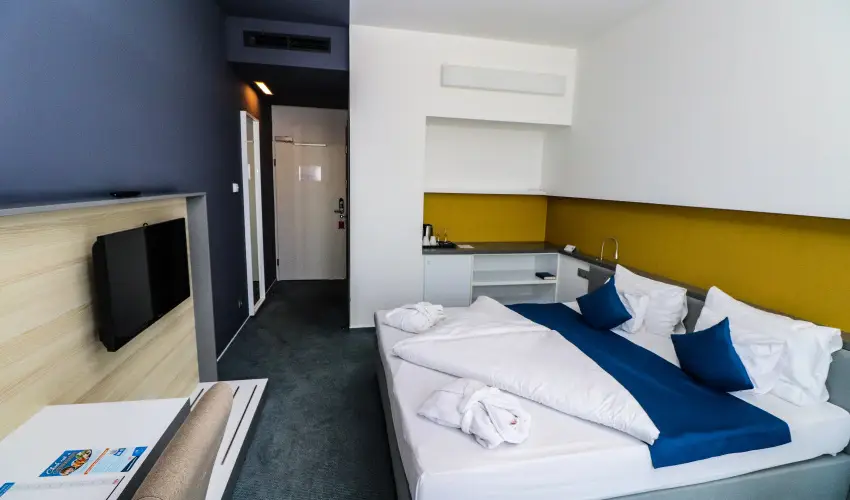 Hotel Yacht Wellness & Business Si�fok - M�rcius 15. - teljes el�refizet�ssel