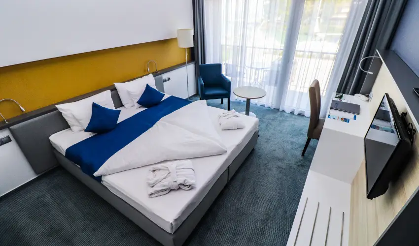 Hotel Yacht Wellness & Business Si�fok - M�rcius 15. - teljes el�refizet�ssel