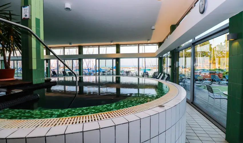 Hotel Yacht Wellness & Business Si�fok - M�rcius 15. - teljes el�refizet�ssel