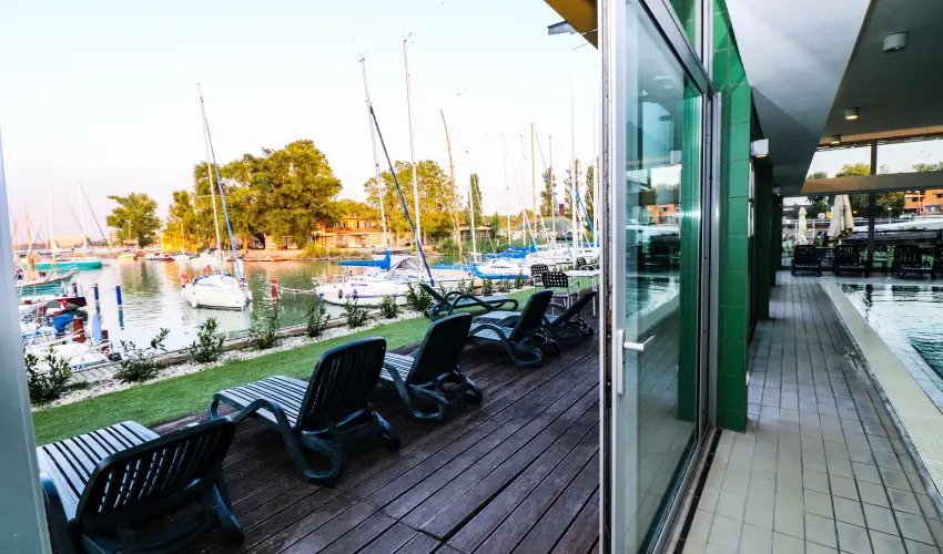 Hotel Yacht Wellness & Business Si�fok - M�rcius 15. - teljes el�refizet�ssel