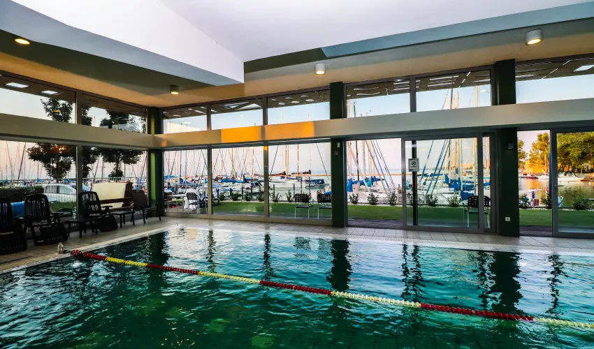 Hotel Yacht Wellness & Business Si�fok - M�rcius 15. - teljes el�refizet�ssel