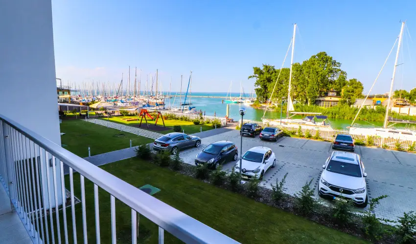 Hotel Yacht Wellness & Business Si�fok - M�rcius 15. - teljes el�refizet�ssel