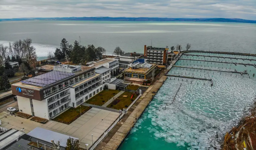 Hotel Yacht Wellness & Business Si�fok - M�rcius 15. - teljes el�refizet�ssel