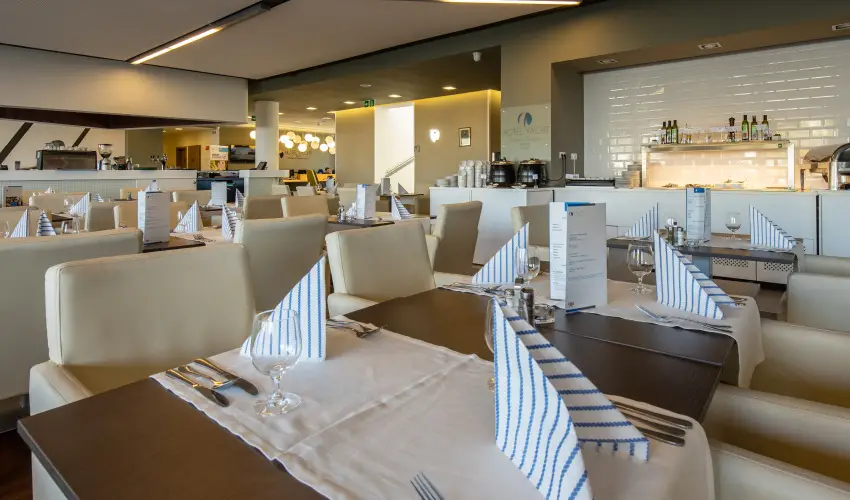 Hotel Yacht Wellness & Business Si�fok - M�rcius 15. - teljes el�refizet�ssel