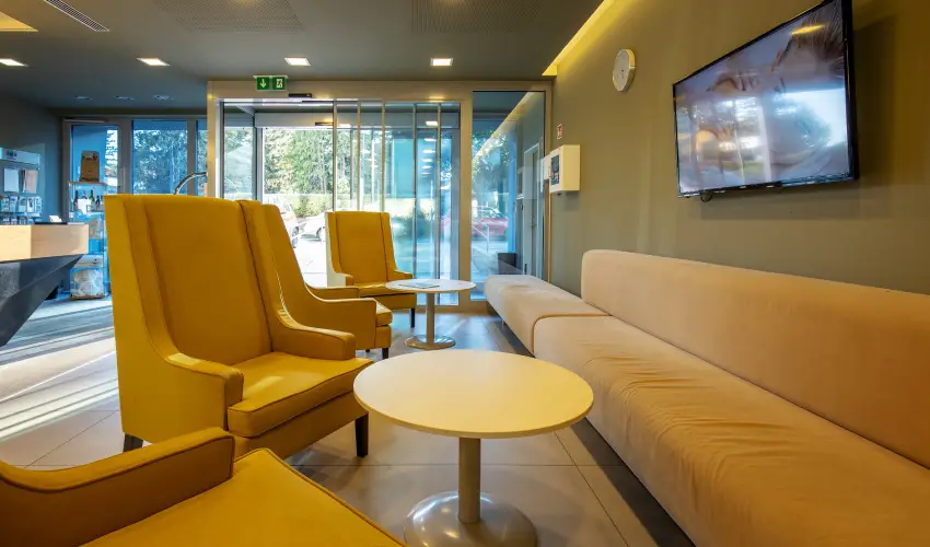 Hotel Yacht Wellness & Business Si�fok - M�rcius 15. - teljes el�refizet�ssel