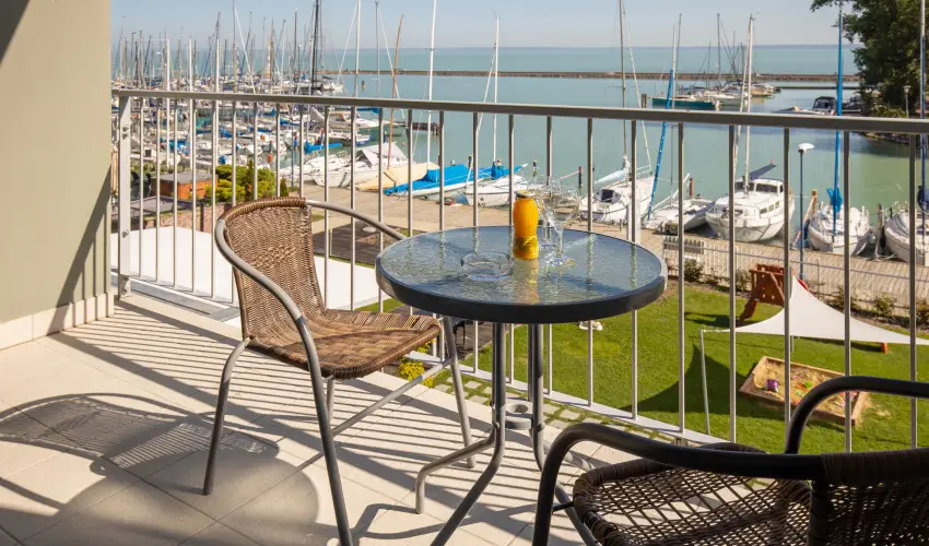 Hotel Yacht Wellness & Business Si�fok - M�rcius 15. - teljes el�refizet�ssel