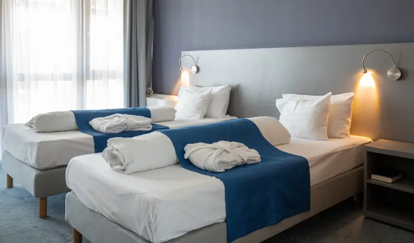 Hotel Yacht Wellness & Business Si�fok - M�rcius 15. - teljes el�refizet�ssel