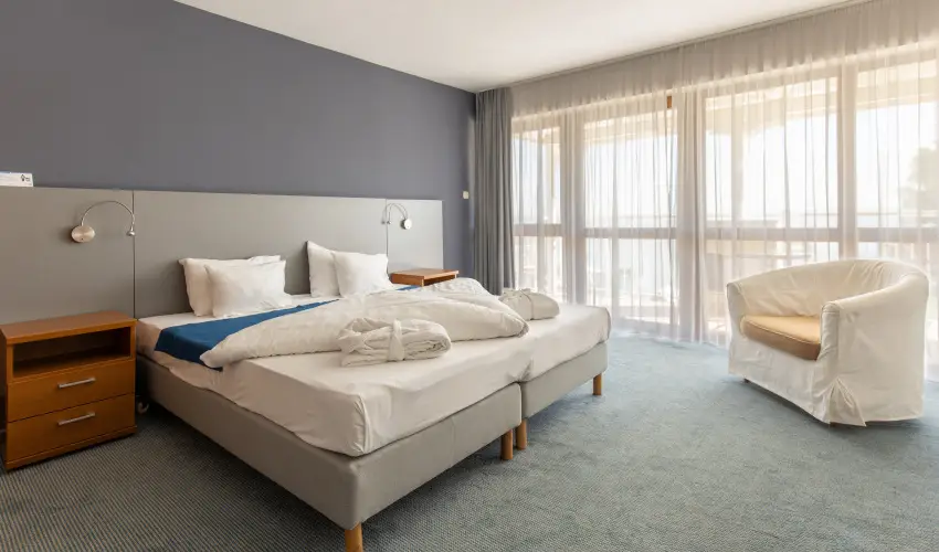 Hotel Yacht Wellness & Business Si�fok - M�rcius 15. - teljes el�refizet�ssel