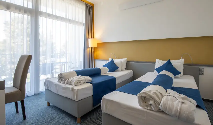 Hotel Yacht Wellness & Business Si�fok - M�rcius 15. - teljes el�refizet�ssel