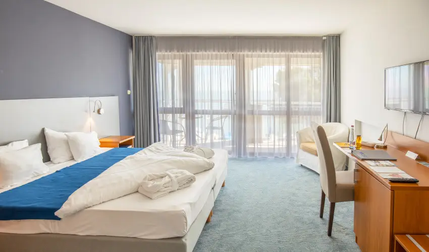 Hotel Yacht Wellness & Business Si�fok - M�rcius 15. - teljes el�refizet�ssel