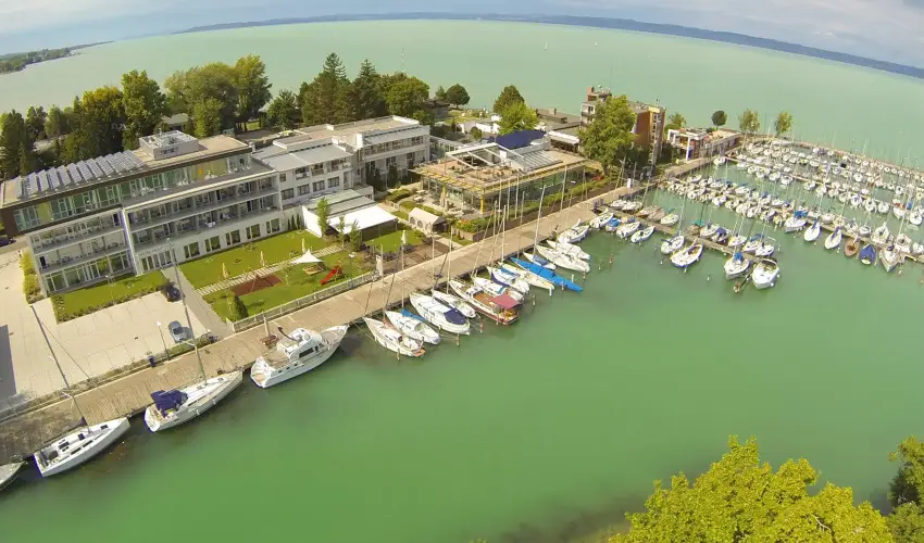 Hotel Yacht Wellness & Business Si�fok - M�rcius 15. - teljes el�refizet�ssel