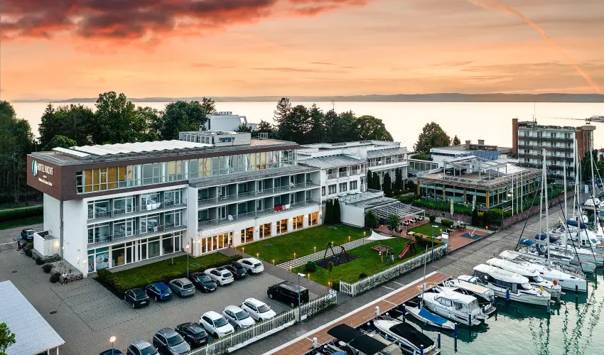 Hotel Yacht Wellness & Business Si�fok - M�rcius 15. - teljes el�refizet�ssel