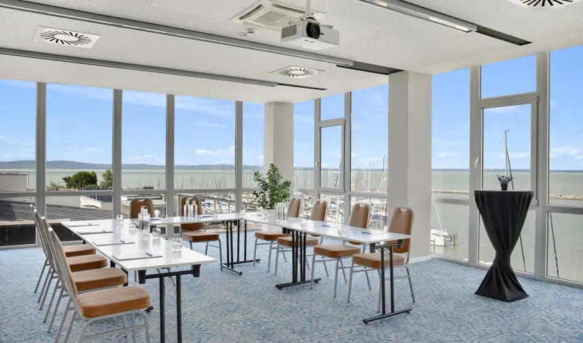 Hotel Yacht Wellness & Business Si�fok - M�rcius 15. (min. 2 �j)