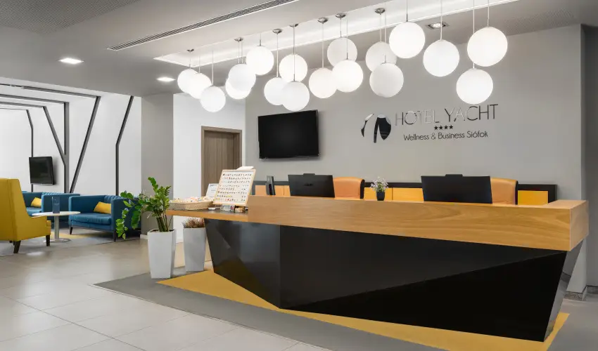 Hotel Yacht Wellness & Business Si�fok - M�rcius 15. (min. 2 �j)