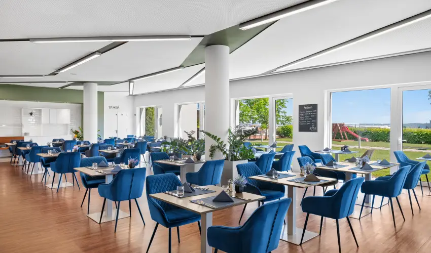 Hotel Yacht Wellness & Business Si�fok - M�rcius 15. (min. 2 �j)
