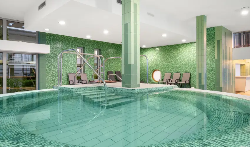 Hotel Yacht Wellness & Business Si�fok - M�rcius 15. (min. 2 �j)