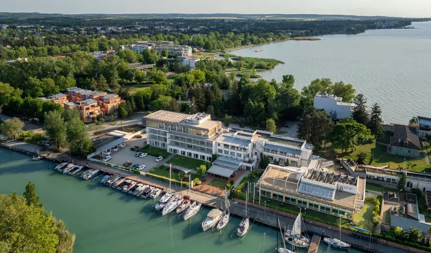 Hotel Yacht Wellness & Business Si�fok - M�rcius 15. (min. 2 �j)