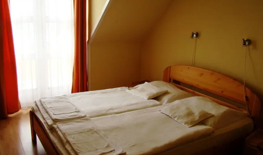 Therm�l Apartmanh�z Kom�rom - M�rcius 15.