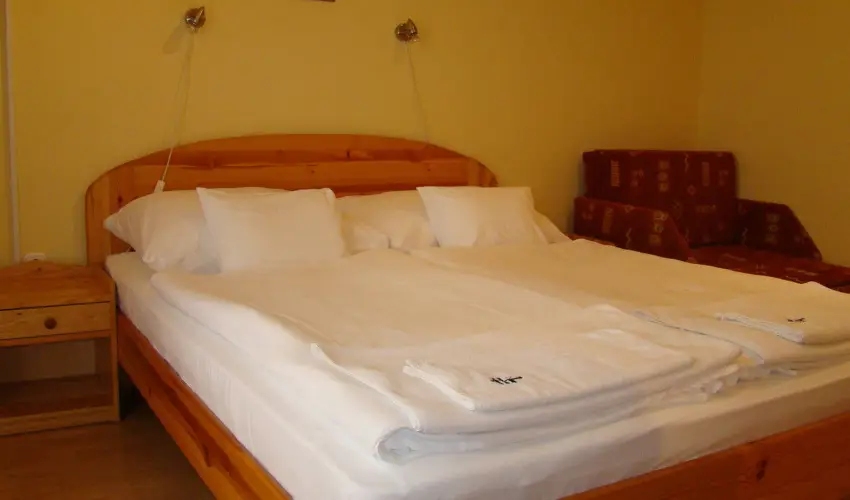 Therm�l Apartmanh�z Kom�rom - M�rcius 15.