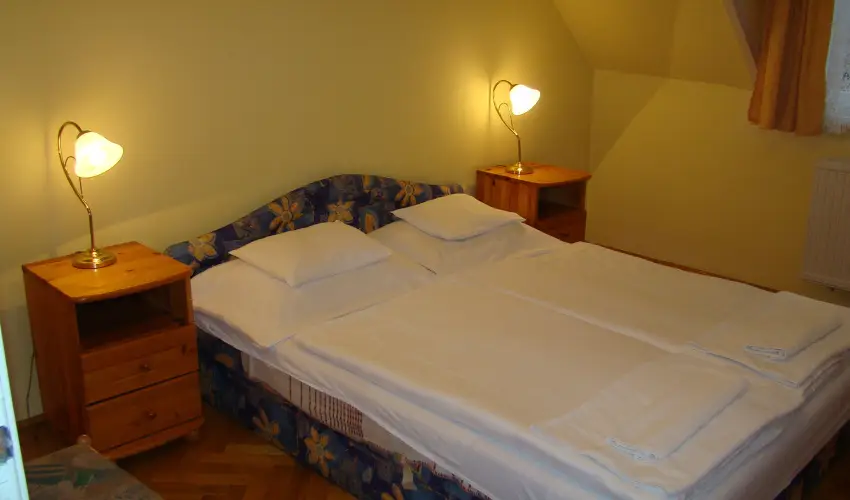 Therm�l Apartmanh�z Kom�rom - M�rcius 15.