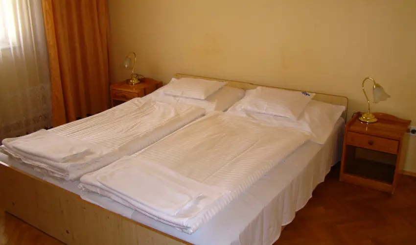 Therm�l Apartmanh�z Kom�rom - M�rcius 15.