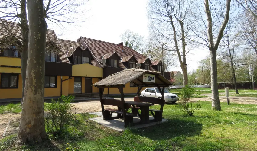 Therm�l Apartmanh�z Kom�rom - M�rcius 15.