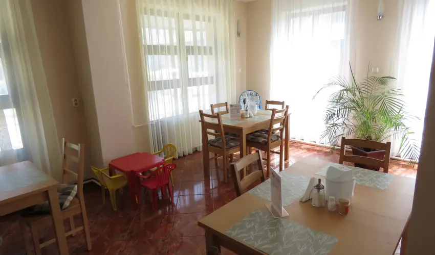 Therm�l Apartmanh�z Kom�rom - M�rcius 15.